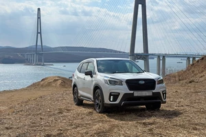 Subaru Forester 2021 SK5 на фоне моста на остров русский