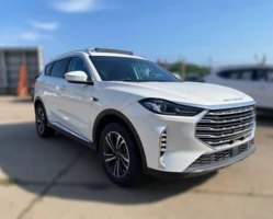 Jetour X70 Plus белого цвета стоит в порту