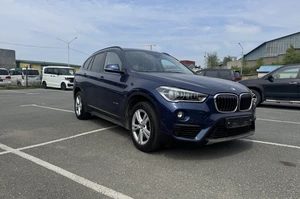 bmw на парковке