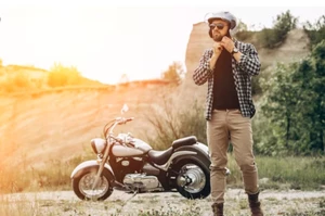 мотоциклист на природе