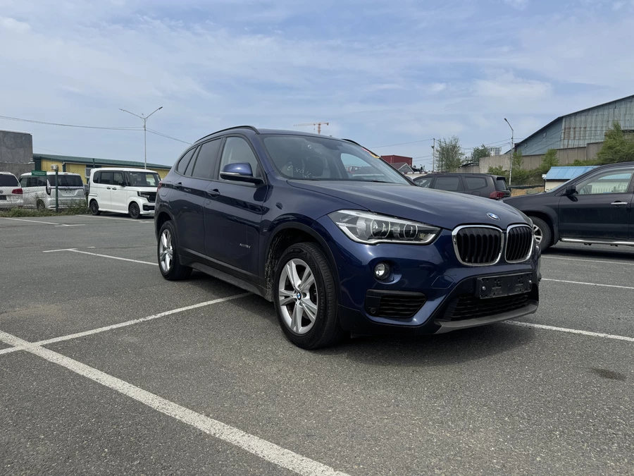 bmw на парковке