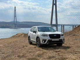 Subaru Forester 2021 SK5 на фоне моста на остров русский Владивосток