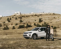 кроссовер белый холмы парень и девушка стоят рядом