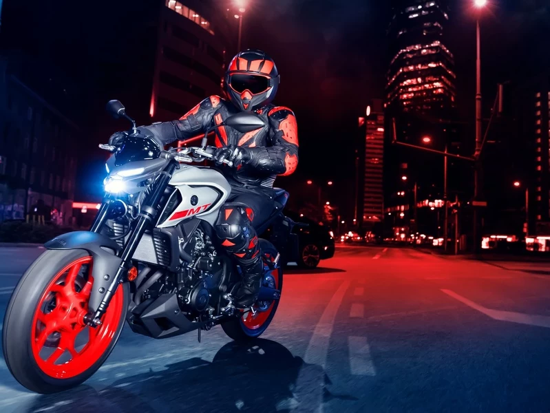 дорожный мотоцикл красный на трассе с мотоциклистом