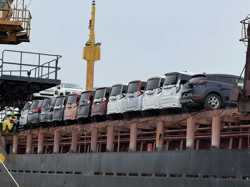 автомобили грузятся на судно
