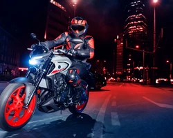 дорожный мотоцикл красный на трассе с мотоциклистом