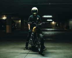 мотоциклист на крытой парковке в шлеме