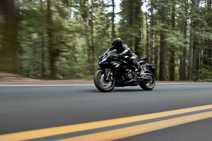 скоростной мотоцикл едет по асфальтированной дороге