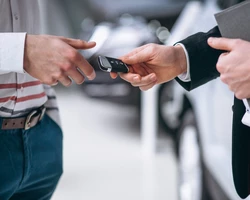 Рукопожатие и передача ключей от автомобиля