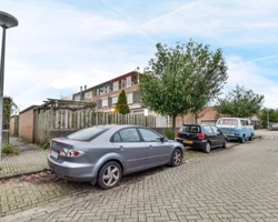 припаркованные паралельно авто возле дома