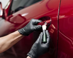 красная дверь машины