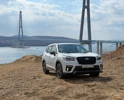 Subaru Forester 2021 SK5 на фоне моста на остров русский