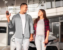 покупка автомобиля, пара купила автомобиль