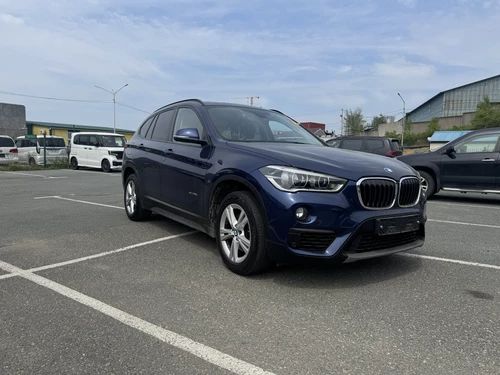 bmw на парковке