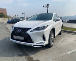Lexus RX450h 2021 белый стоит на набережной