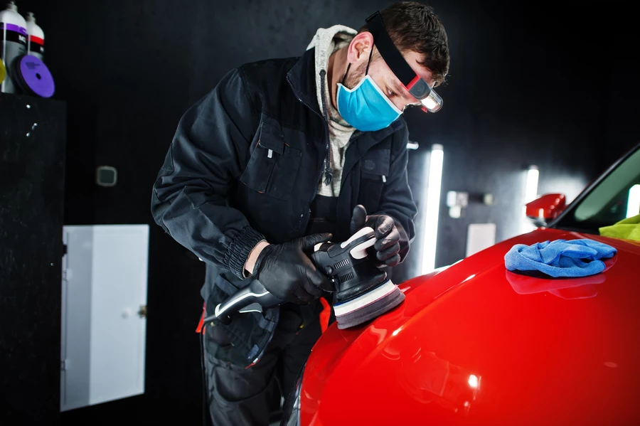 автомаляр красит красный автомобиль Car painter