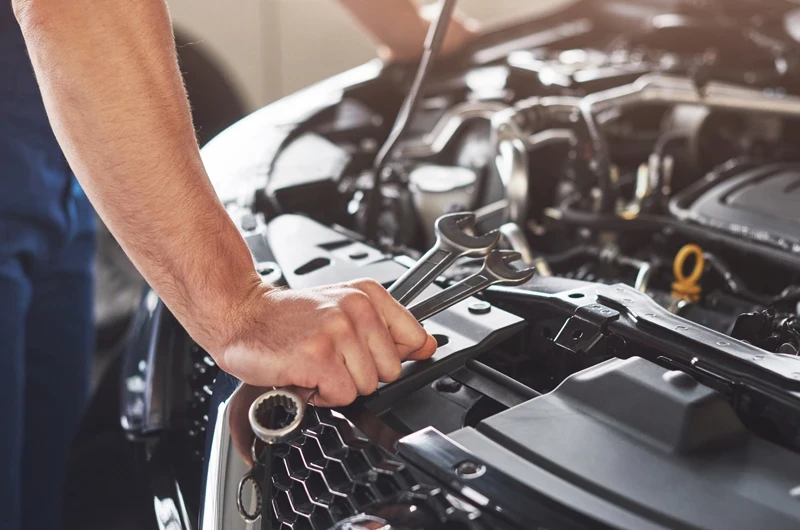 руки механика на открытом капоте, двигатель,