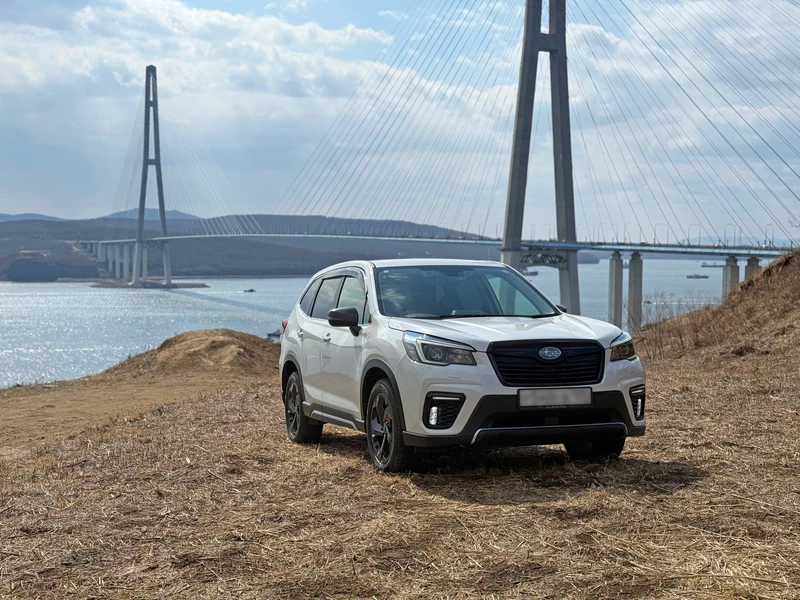 Subaru Forester 2021 SK5 на фоне моста на остров русский