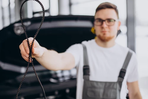 мужчина держит ремень грм