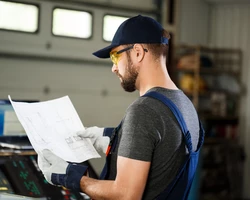 мужчина автомобильный инженер