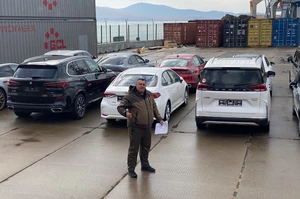 Максим Мирончук мужчина на фоне автомобилей в порту контейнеры