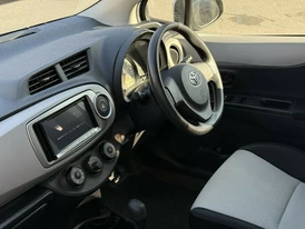 Toyota Vitz KSP130 салон