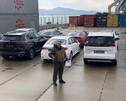 Максим Мирончук мужчина на фоне автомобилей в порту контейнеры