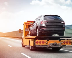 Эвакуатор увозит автомобиль