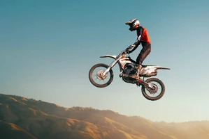 мотоциклист на питбайке в небе