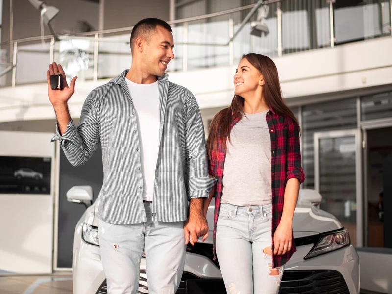 покупка автомобиля, пара купила автомобиль