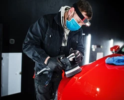 автомаляр красит красный автомобиль Car painter