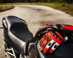 аксессуары мотоциклиста красные перчатки на мотоцикле