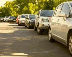 Автомобили на придомовой территории