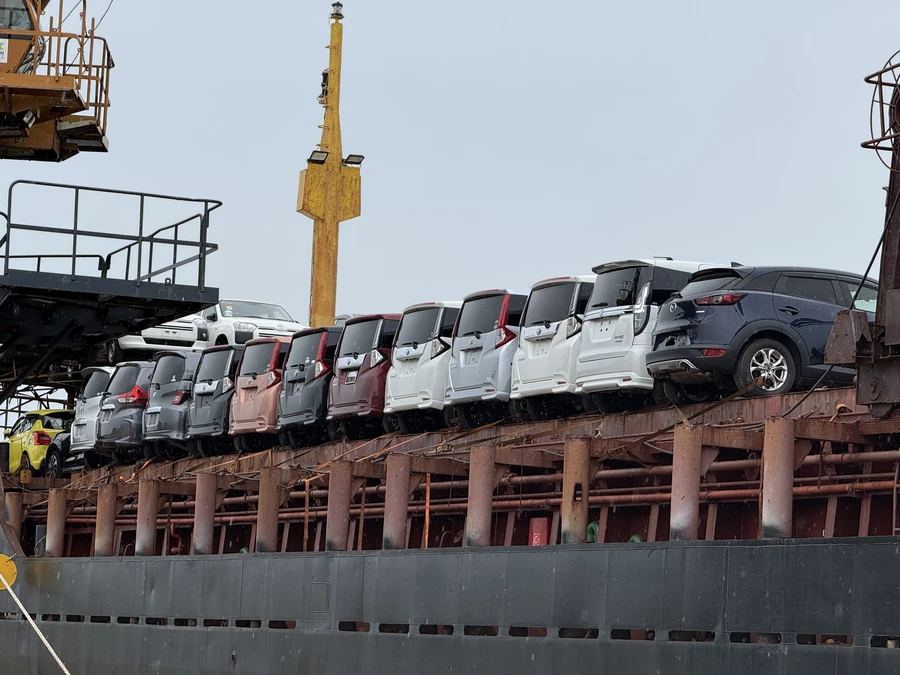 автомобили грузятся на судно