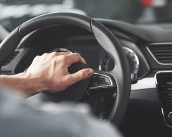 мужские руки на руле