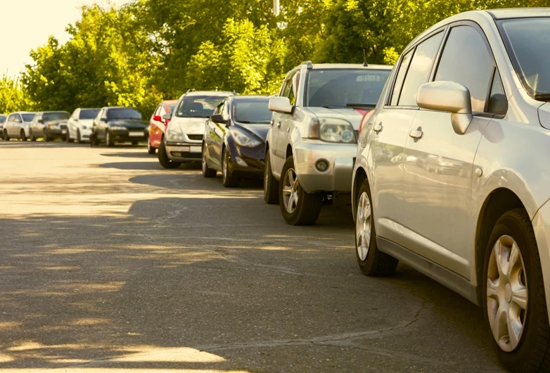 Автомобили на придомовой территории
