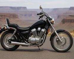 Чоппер Suzuki Intruder 1400 стоит на фоне каньона