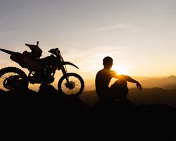 Мотоциклист на закате с эндуро