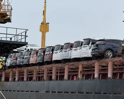 автомобили грузятся на судно