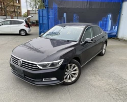 Volkswagen Passat B8 черного цвета на фоне баннера регион авто