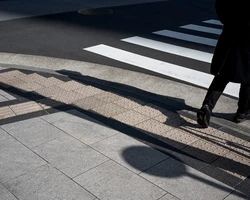 Ноги пешехода идут по зебре