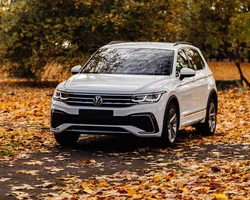 Volkswagen Tiguan белого цвета осенью