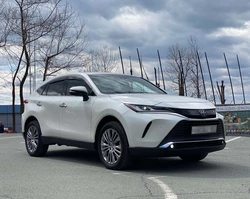 Тайота Хариер стоит на парковке