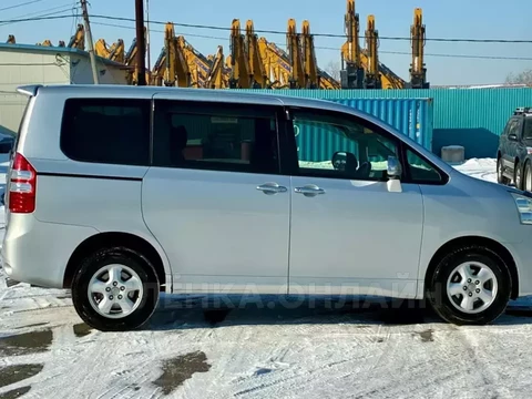 Toyota Noah 2012