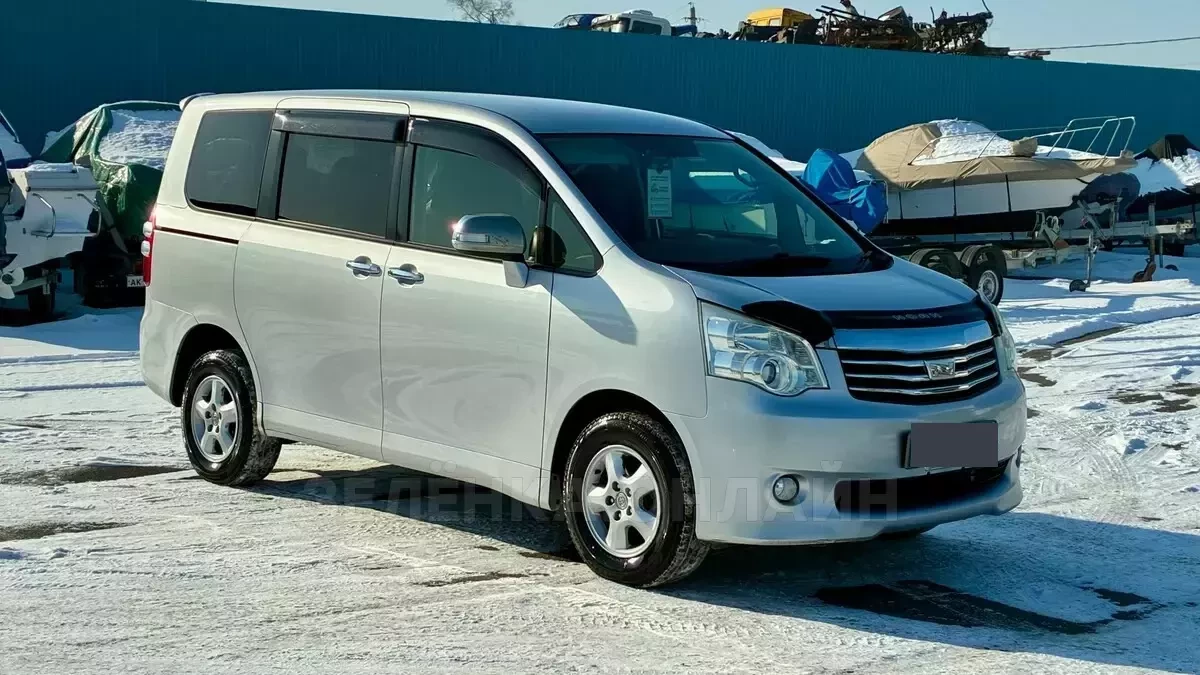 Toyota Noah 2012