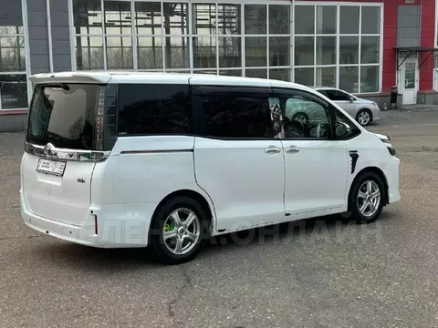 Toyota Voxy 2015