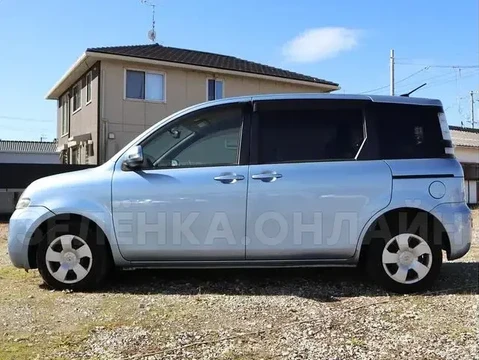 Toyota Sienta 2011