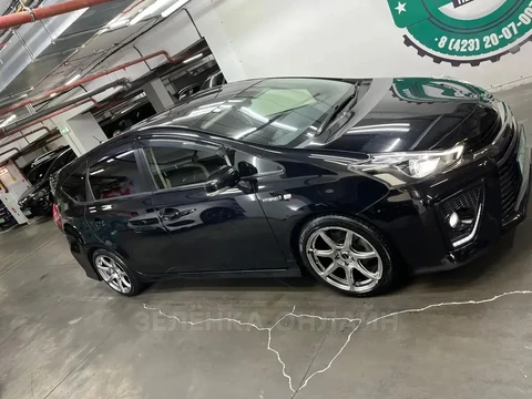 Toyota Prius Alpha 2016