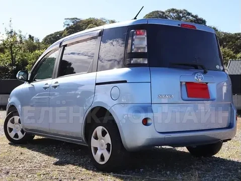 Toyota Sienta 2011