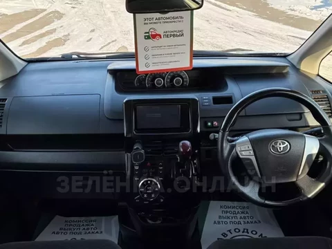 Toyota Noah 2012